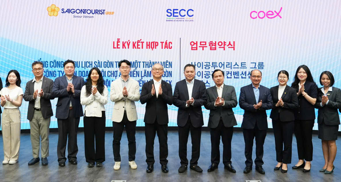 Các khách tham gia chụp hình lưu niệm tại lễ ký Saigontourist Group - Coex - SECC