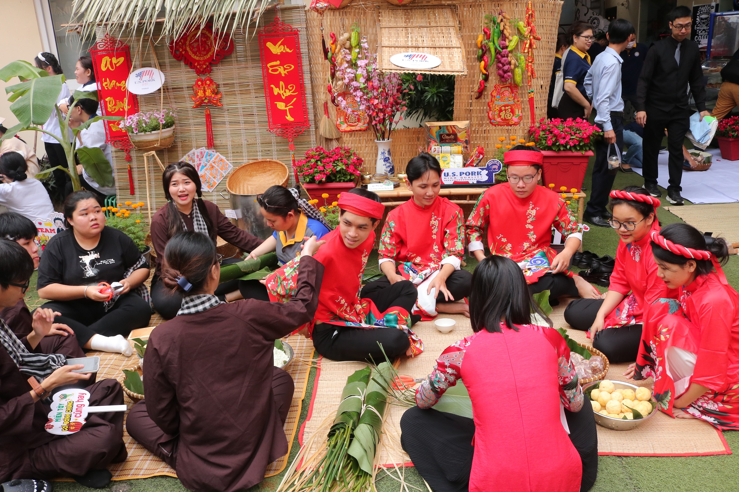 SAIGONTOURIST College held a contest to pack banh chung, a gift of 
