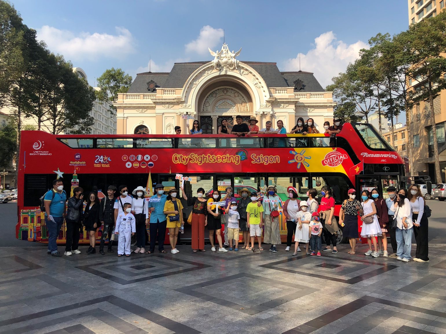 SAIGONTOURIST TRAVEL THÂN TẶNG CHƯƠNG TRÌNH THAM QUAN TRỤ SỞ ỦY BAN NHÂN DÂN THÀNH PHỐ HỒ CHÍ MINH