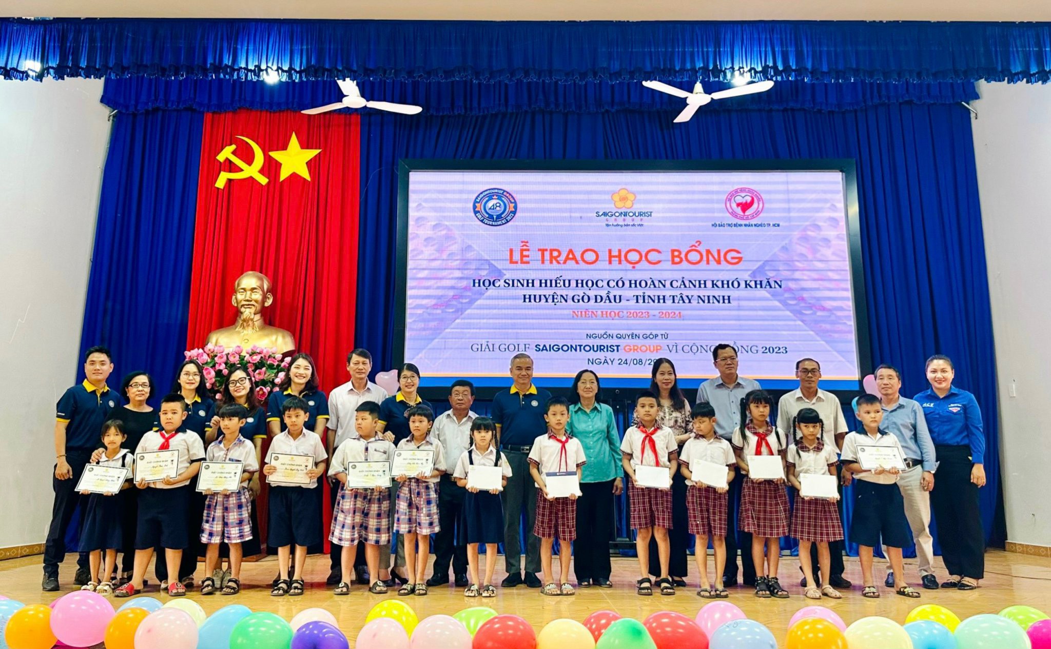 TRAO 500 SUẤT HỌC BỔNG SAIGONTOURIST GROUP VÌ CỘNG ĐỒNG TẠI BẾN TRE VÀ TÂY NINH