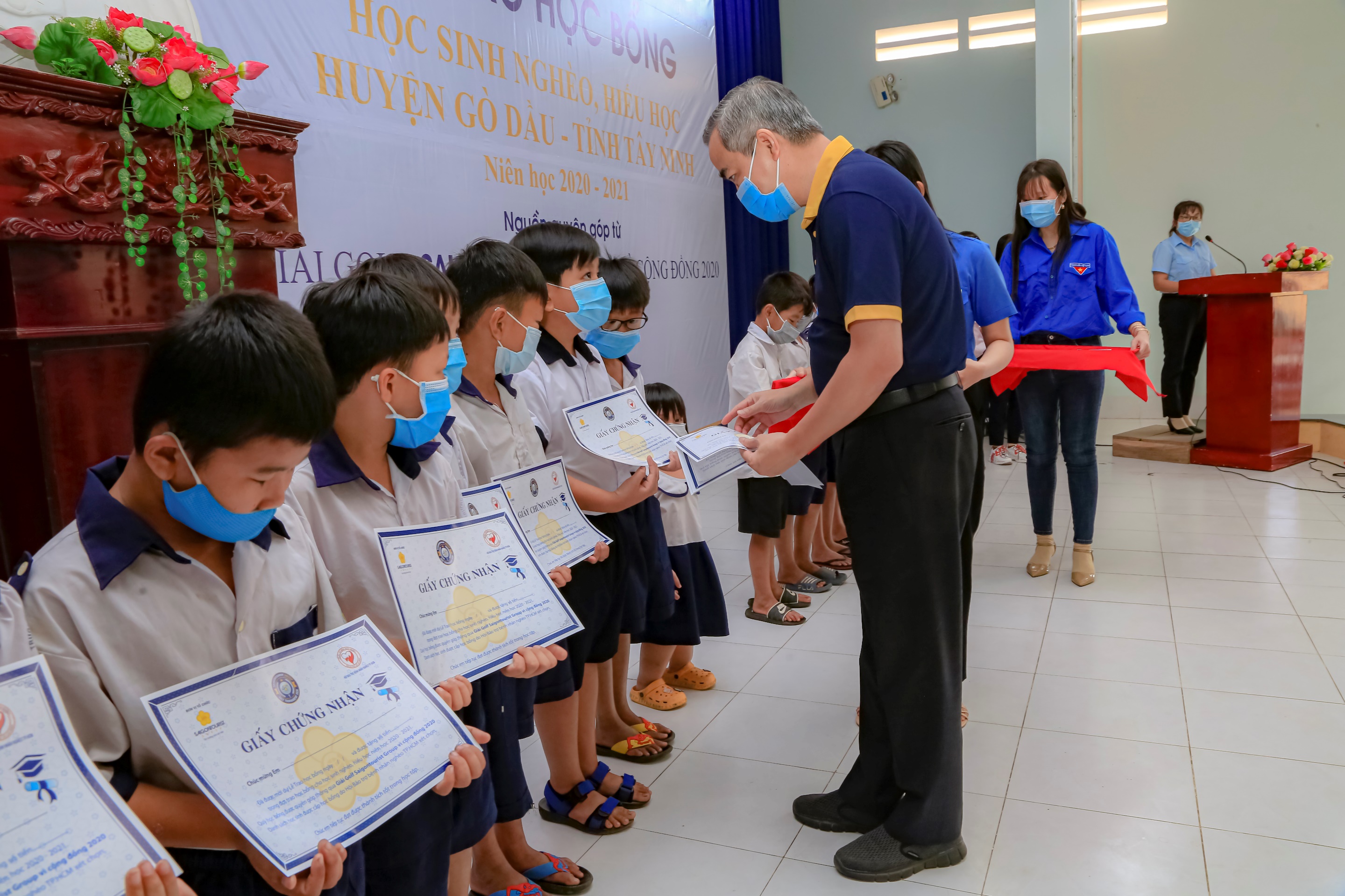 Saigontourist Group trao học bổng cho học sinh nghèo hiếu học tại bốn địa phương và các em trường mù, mái ấm.